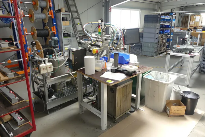 Tisch mit Inhalt, Gitterbox mit Inhalt + Flüssigkeiten